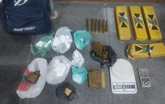 Polícia apreende 35 munições e drogas em oficina na cidade de Feira de Santana