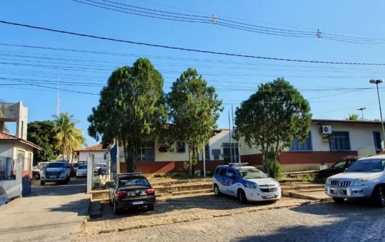 Comerciante passa com trator por cima de carro de homem após briga na Bahia