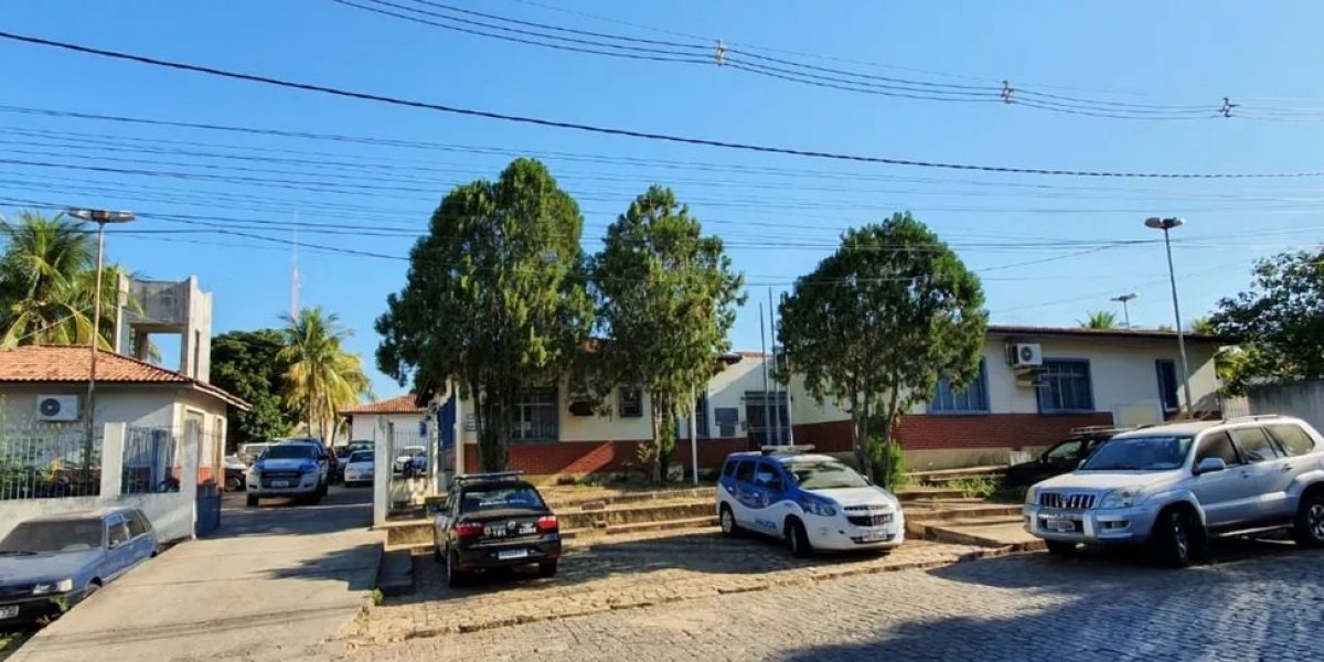 Comerciante passa com trator por cima de carro de homem após briga na Bahia