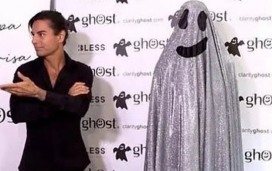Filho de Julio Iglesias é detonado na web ao apresentar namorada como 'fantasma'