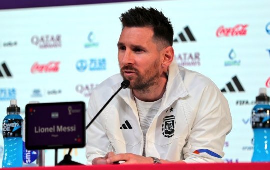 Messi aparece com tornozelo inchado, mas treina normalmente com a Argentina