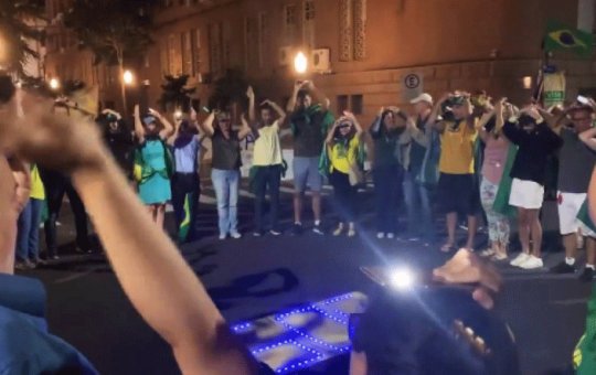 'Patriotas' pedem 'ajuda' a extraterrestres em Porto Alegre; assista