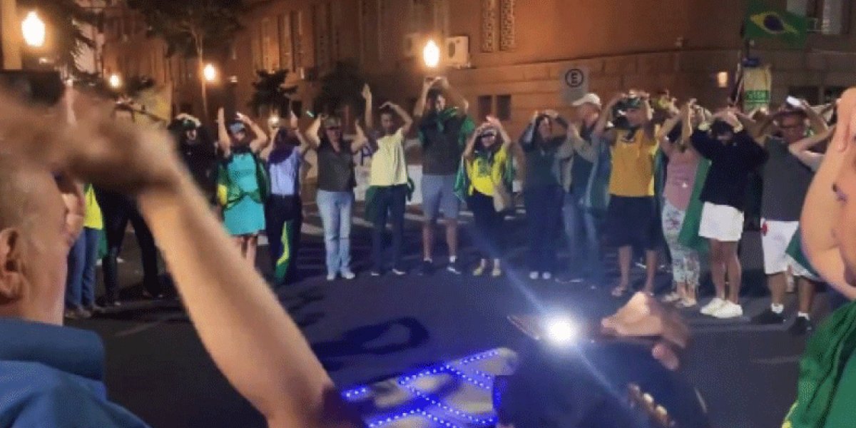 'Patriotas' pedem 'ajuda' a extraterrestres em Porto Alegre; assista