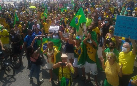 Estudantes são impedidos por bolsonaristas de passar por via para fazer o Enem