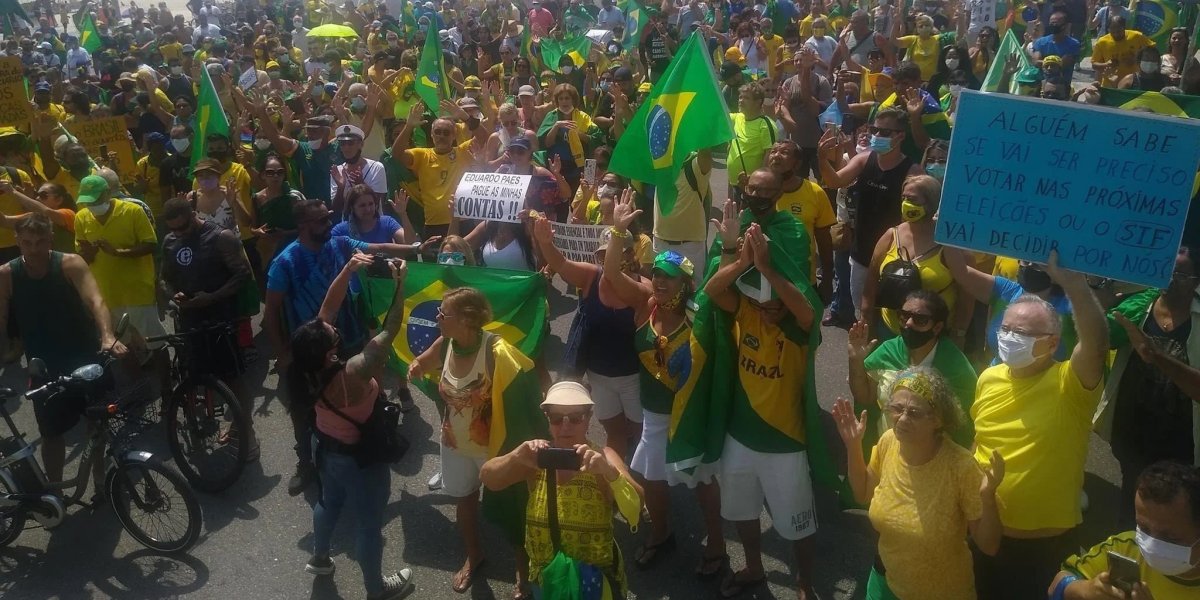 Estudantes são impedidos por bolsonaristas de passar por via para fazer o Enem