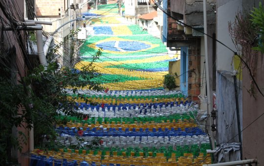 Tapete verde-amarelo: rua na Federação mantém tradição com decoração para a Copa