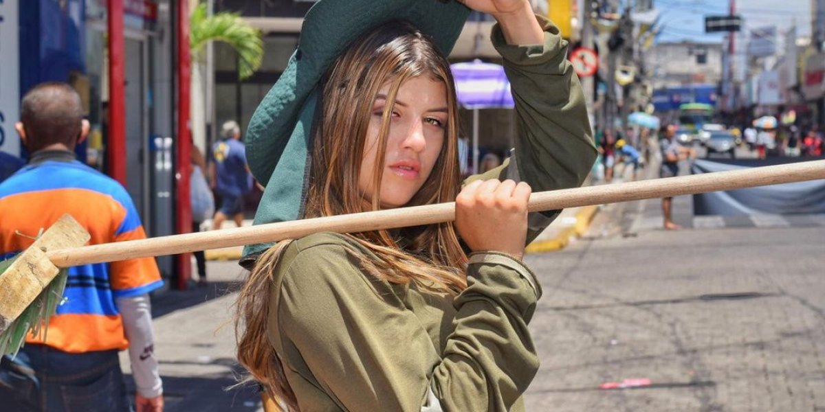 'Gari gata' faz sucesso na web mostrando rotina de limpeza nas ruas