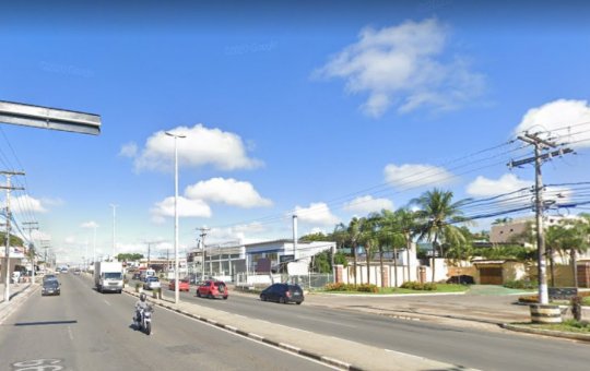 Motorista perde o controle e bate van em poste na Estrada do Coco