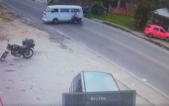 Motociclista estoura vidro de kombi com a cabeça em batida em Simões Filho