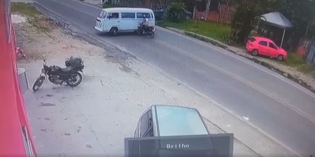 Motociclista estoura vidro de kombi com a cabeça em batida em Simões Filho