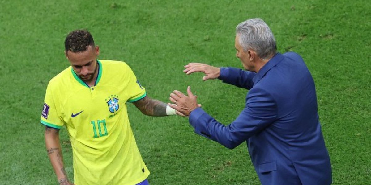 Neymar sai de campo machucado e vai para vestiário mancando