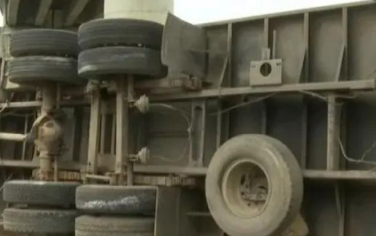 Caminhão com carga tomba na Avenida Bonocô, em Salvador