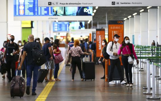 Máscaras em aviões e aeroportos voltam a ser obrigatórias a partir desta sexta