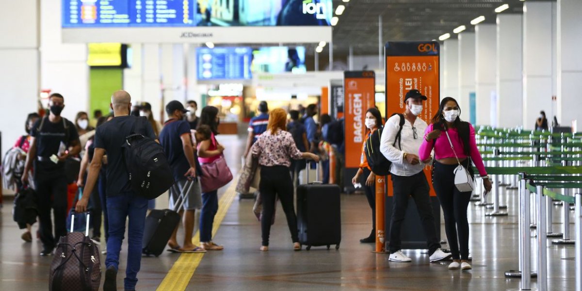 Máscaras em aviões e aeroportos voltam a ser obrigatórias a partir desta sexta