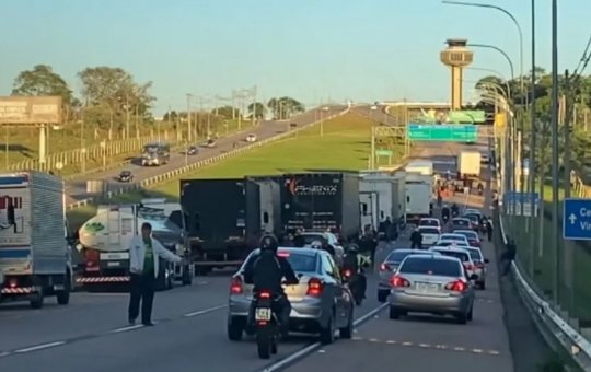 Apoiadores de Bolsonaro voltam a bloquear pistas com barricadas