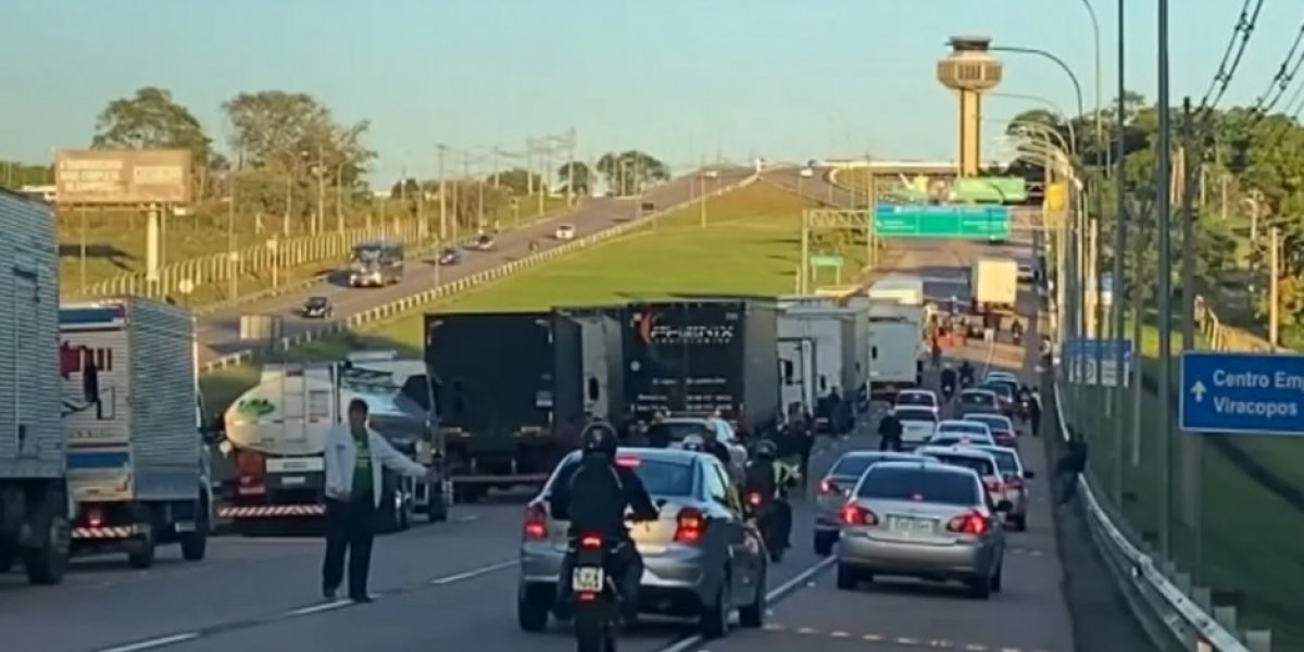 Apoiadores de Bolsonaro voltam a bloquear pistas com barricadas