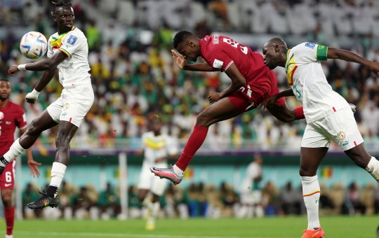 Senegal derrota o Catar e deixa anfitriões em situação difícil na Copa do Mundo