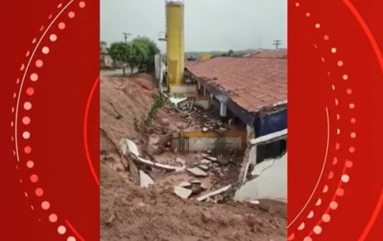 Muro de creche desaba na Bahia após forte chuva