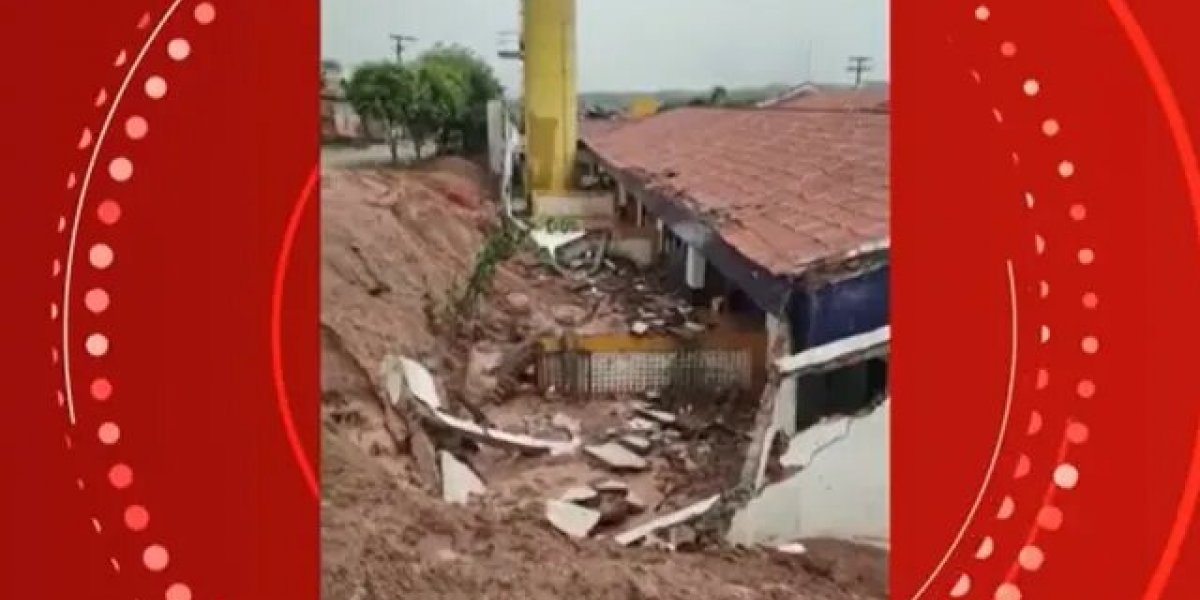 Muro de creche desaba na Bahia após forte chuva