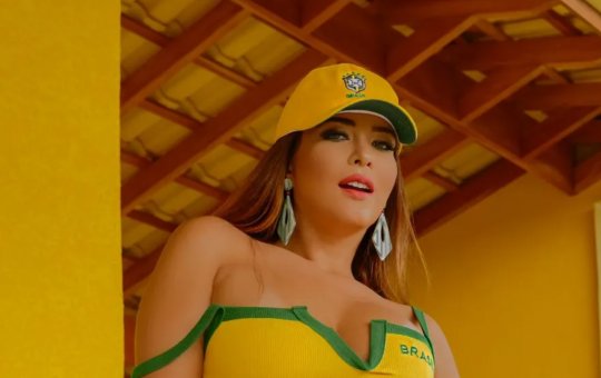 Geisy Arruda causa alvoroço na web ao abaixar peça íntima em vídeo