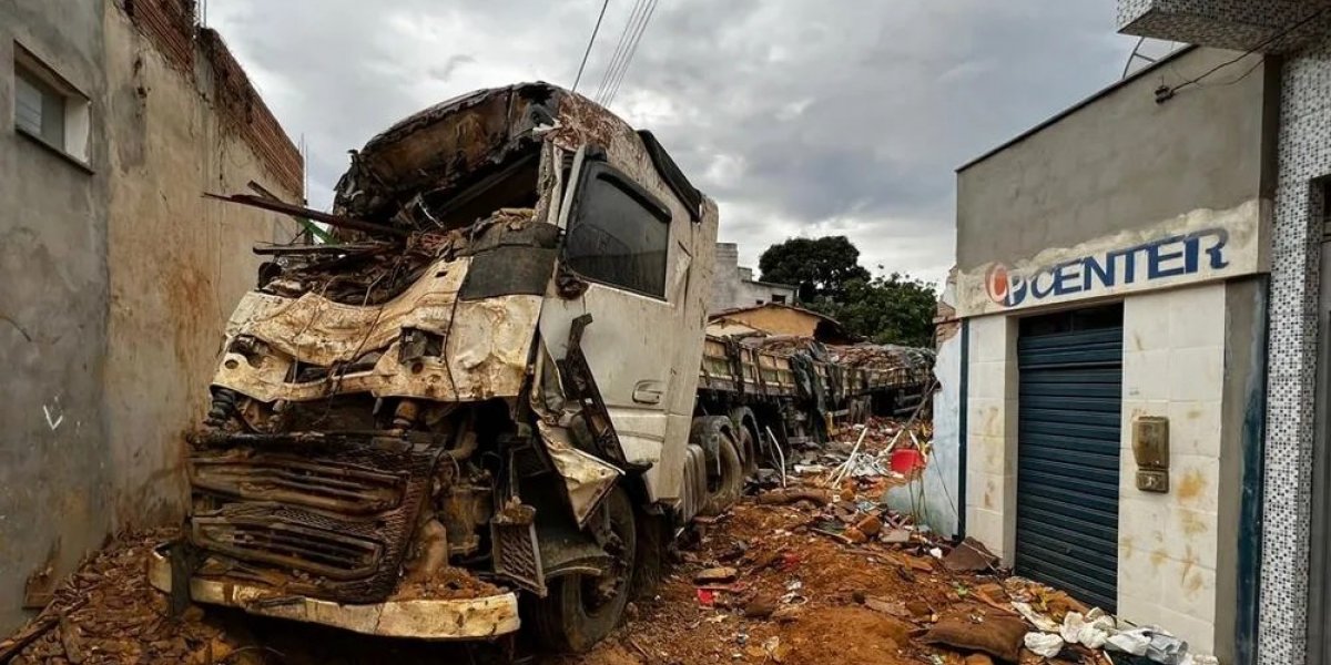 Carreta invade casa e mata duas pessoas na Chapada Diamantina