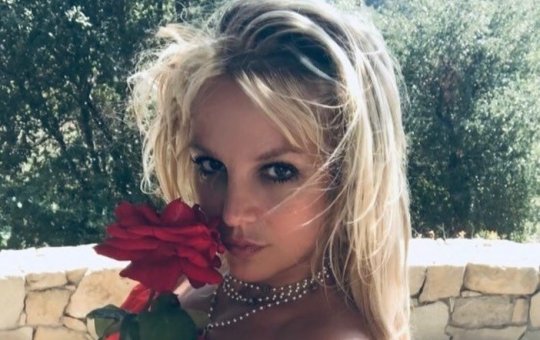 Britney Spears publica foto nua e arranca suspiros: "Gosto de ser tosca"