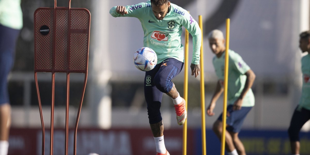 Em tratamento, Neymar não acompanha jogo do Brasil no estádio; Danilo comparece