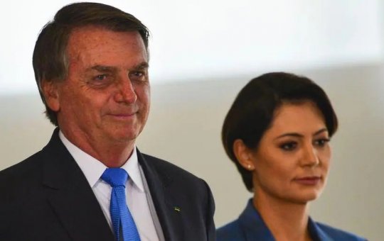 Michelle Bolsonaro afasta boatos de crise e comemora aniversário de casamento