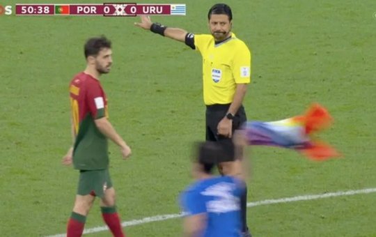 Invasor de campo em jogo no Catar já interrompeu partida na Fonte Nova; relembre