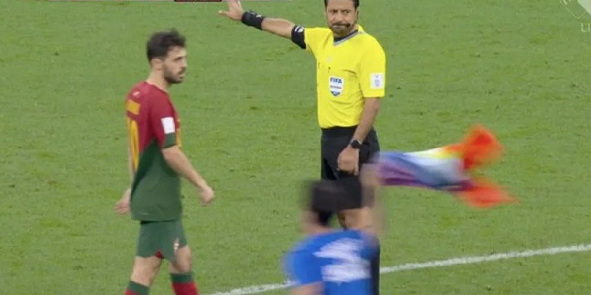 Invasor de campo em jogo no Catar já interrompeu partida na Fonte Nova; relembre