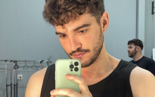 Cantor Jão revela affair com integrante da equipe em rede nacional