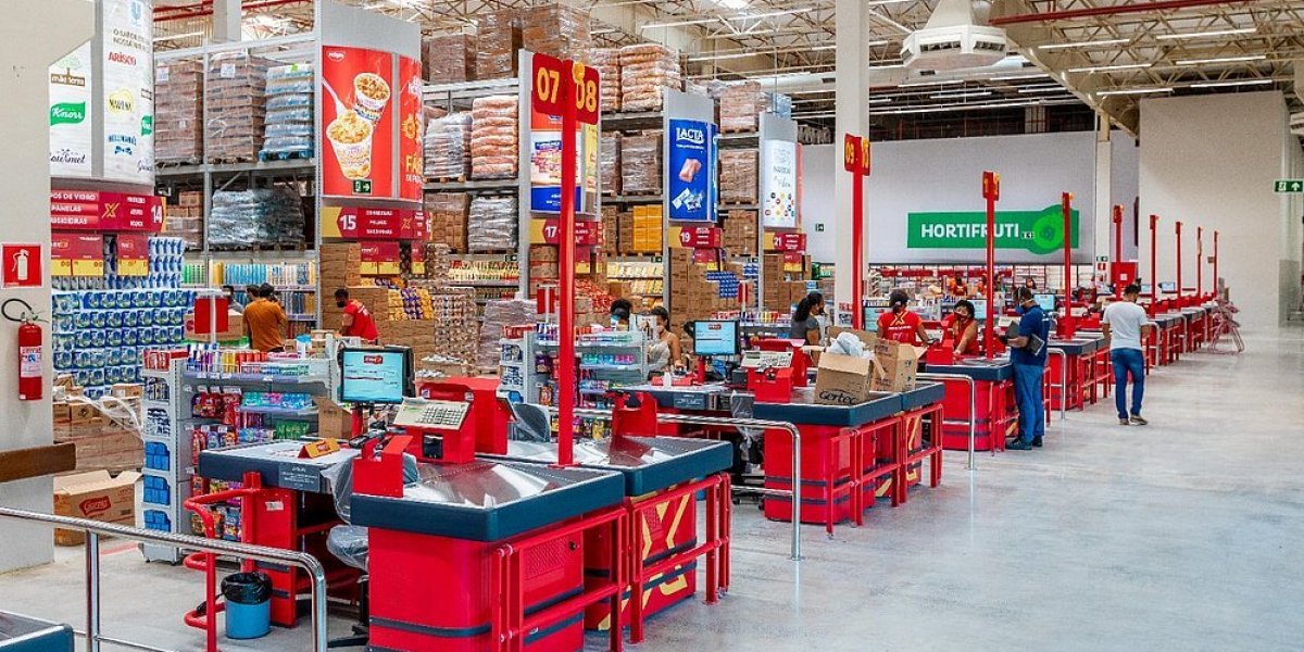 Vídeo: Grupo saqueia produtos em supermercado na Avenida Bonocô, em Salvador