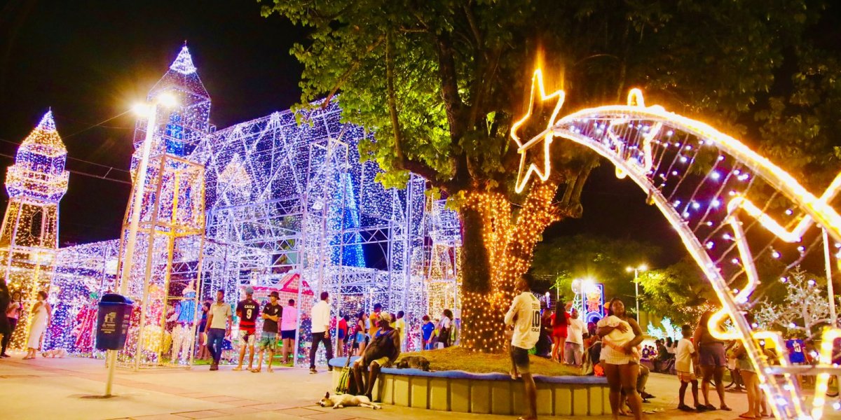 Árvore de 15 metros, presépio, castelo: praça em Paripe ganha decoração de Natal