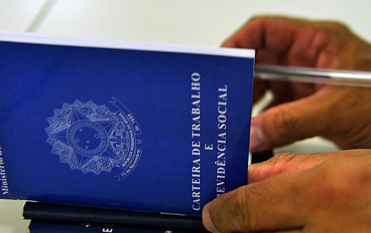 IBGE: desemprego segue em queda e chega a 8,3% em outubro