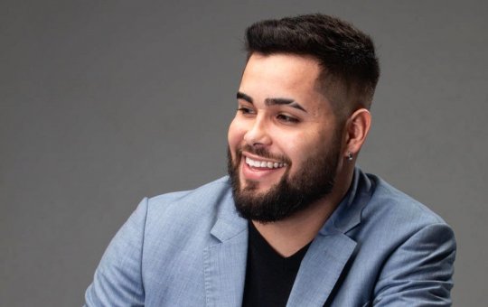 Jerry Smith é flagrado aos beijos com humorista; assista ao vídeo