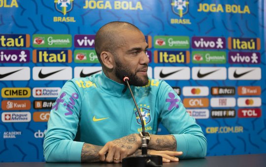 "Se tiver que tocar pandeiro, serei o melhor", diz Dani Alves sobre críticas