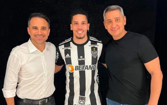 Atlético-MG anuncia a contratação do atacante Paulinho, revelado pelo Vasco
