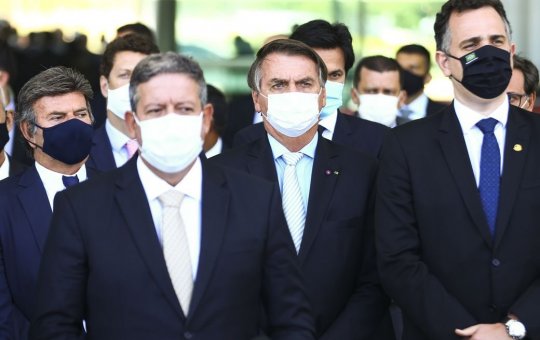 Lira concede aposentadoria parlamentar a Bolsonaro; valor deve superar R$ 30 mil