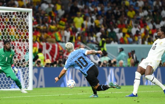 Com dois de Arrascaeta, Uruguai vence Gana, mas resultado elimina os dois times