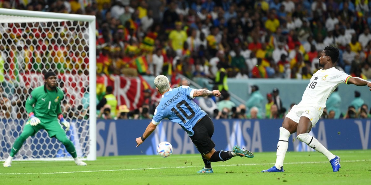 Com dois de Arrascaeta, Uruguai vence Gana, mas resultado elimina os dois times