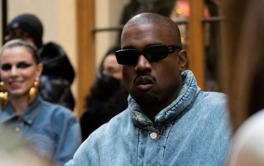 Kanye West tem conta suspensa no Twitter após elogiar Hitler