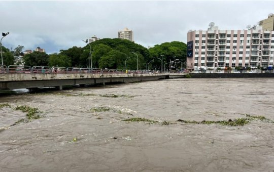 Nível do Rio Cachoeira sobe e provoca alagamentos em Itabuna