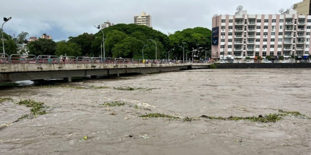 Nível do Rio Cachoeira sobe e provoca alagamentos em Itabuna