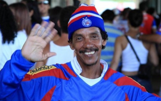Torcedor símbolo do Bahia, Binha de São Caetano protesta contra venda da SAF