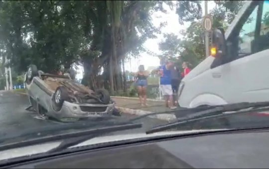 Carro capota em ladeira no bairro da Federação, em Salvador