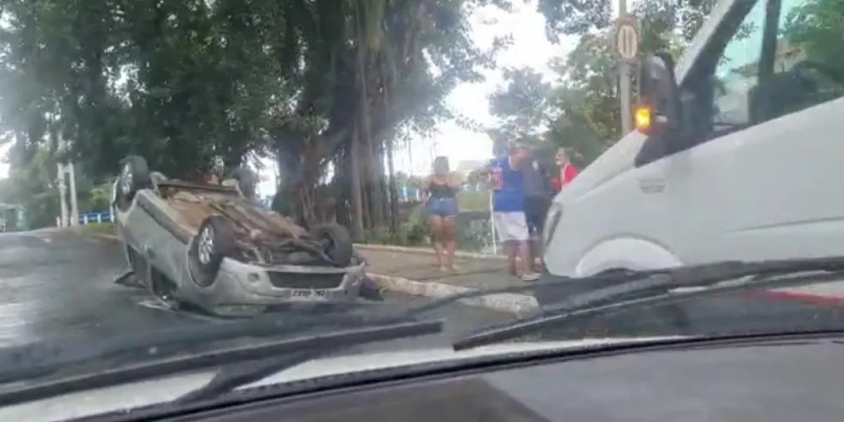 Carro capota em ladeira no bairro da Federação, em Salvador