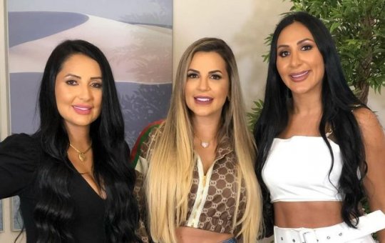 A Fazenda 14: Caos em Itapecerica! Família de Deolane protesta na porta da sede