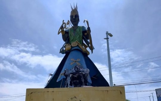 Escultura de Mãe Stella pega fogo na madrugada deste domingo