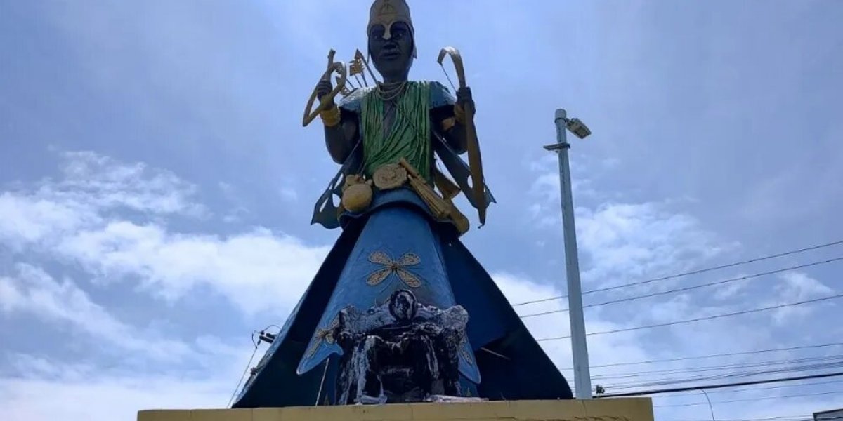Escultura de Mãe Stella pega fogo na madrugada deste domingo