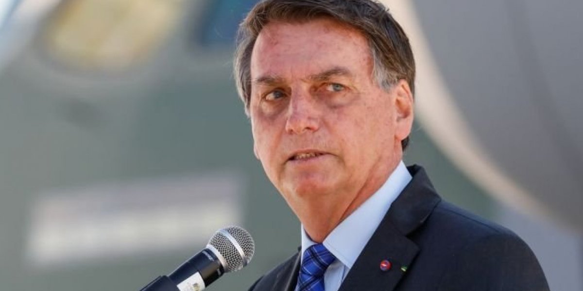 Carlos divulga foto que diz ser da perna de Bolsonaro com erisipela